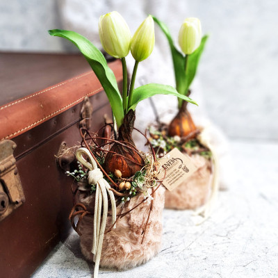 Fehér tulipánok szőrmés kaspóban